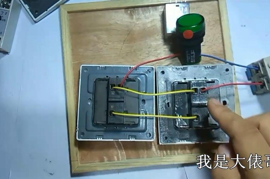 2个开关怎么控制一个灯？最简单最实用的一种接法