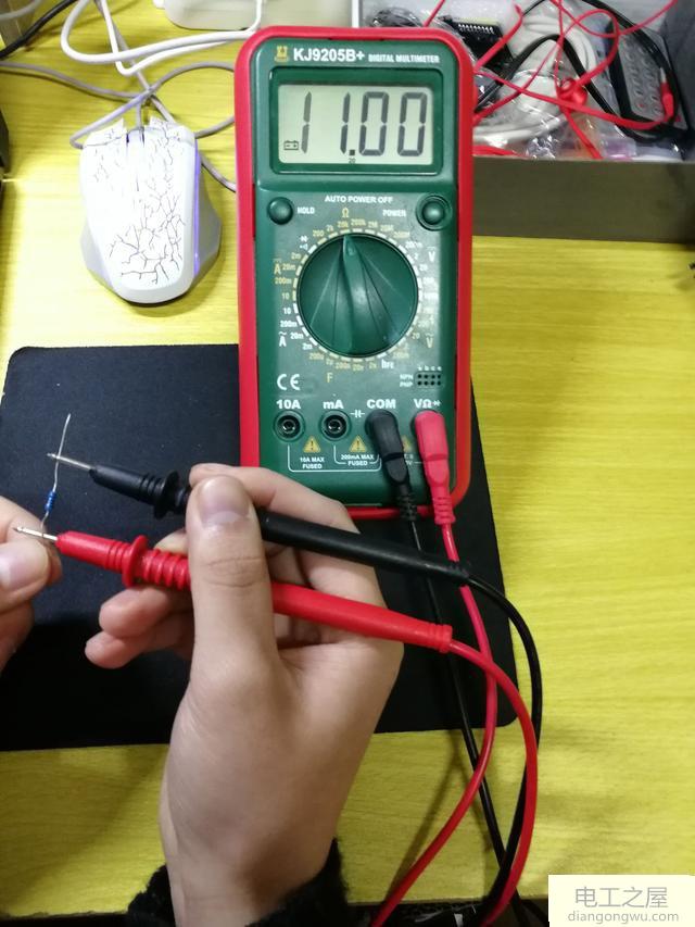 如何用万用表的电阻档来测量电阻值