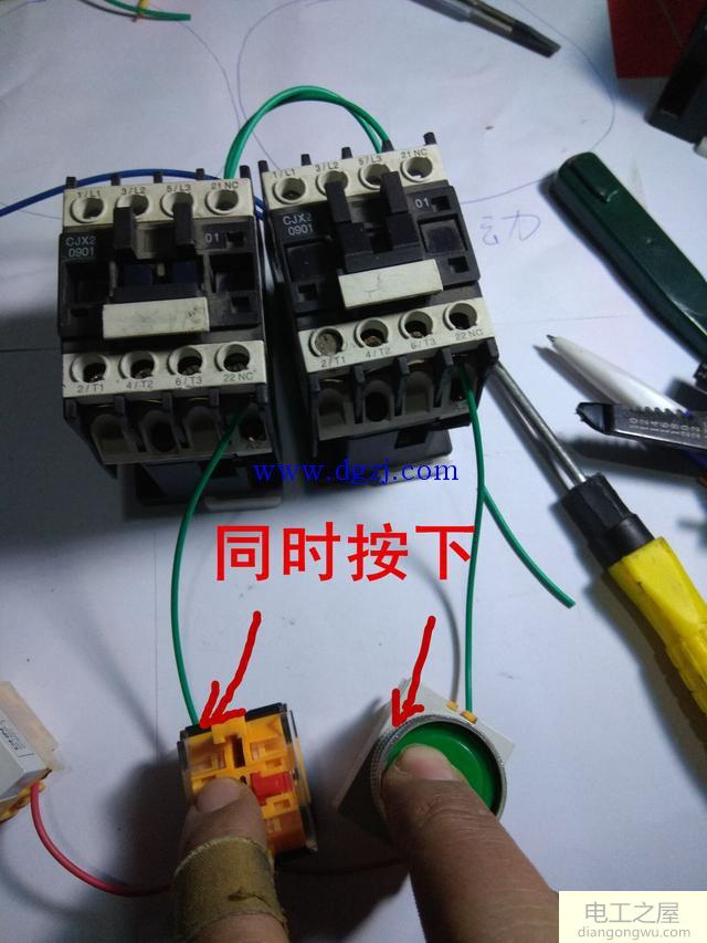 接觸器點動自鎖和互鎖的接線圖