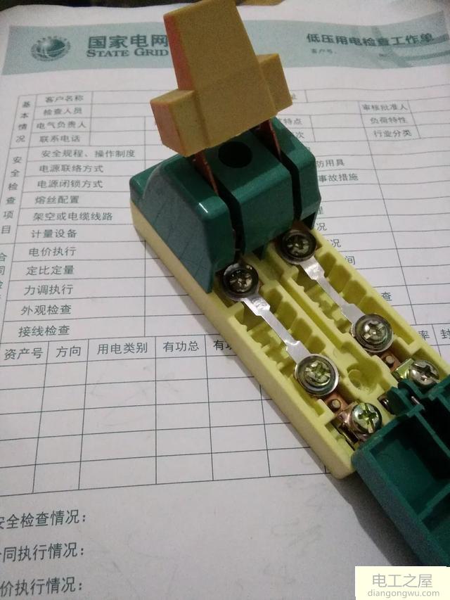 家里一用电闸刀上的二根或一根保险丝就烧断