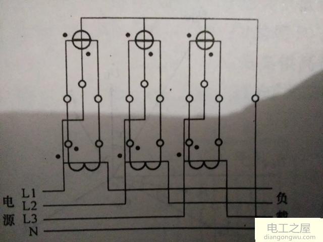 一只三相四线有功电能表配三支100/5A的电流互感器怎么计算电量