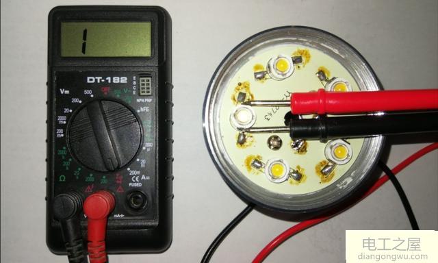 测量LED灯珠时使其发光选用4.5V以上供电的万用表