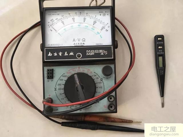 变频器15千瓦2极电机额定电流28.8安为什么两个表测的电流不一样