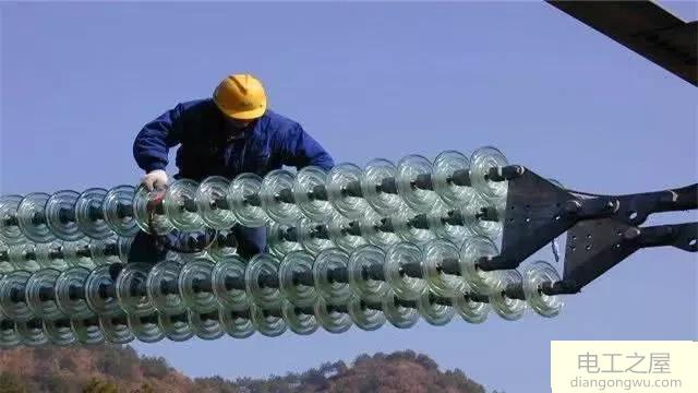 高压线是用绝缘瓷瓶和铁塔隔离的下雨时瓷瓶上有了水为什么不漏电