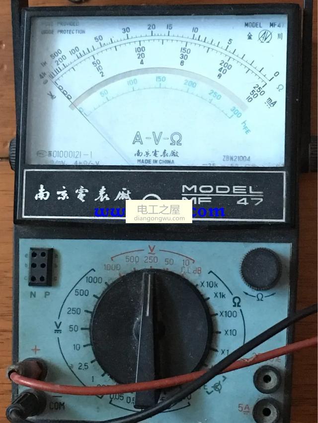 电压表可以串联测电源电压吗