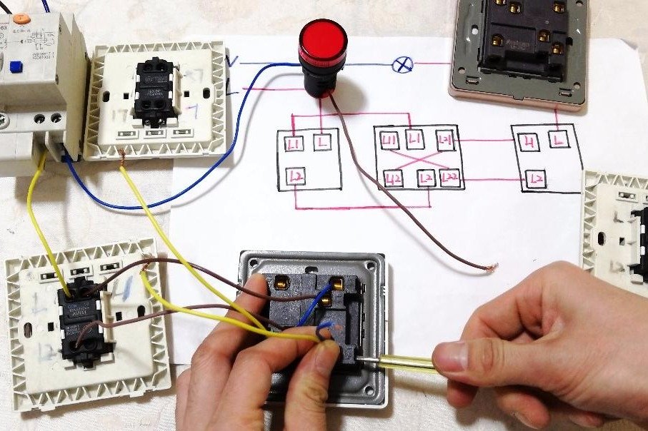 单控灯改三控灯，开关和开关之间穿几根线？记住一句话：交叉跳线