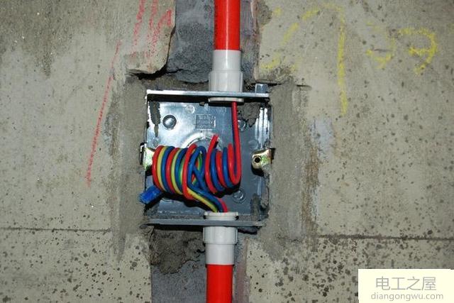 电工师傅电线为什么要打个圈再接开关有什么用