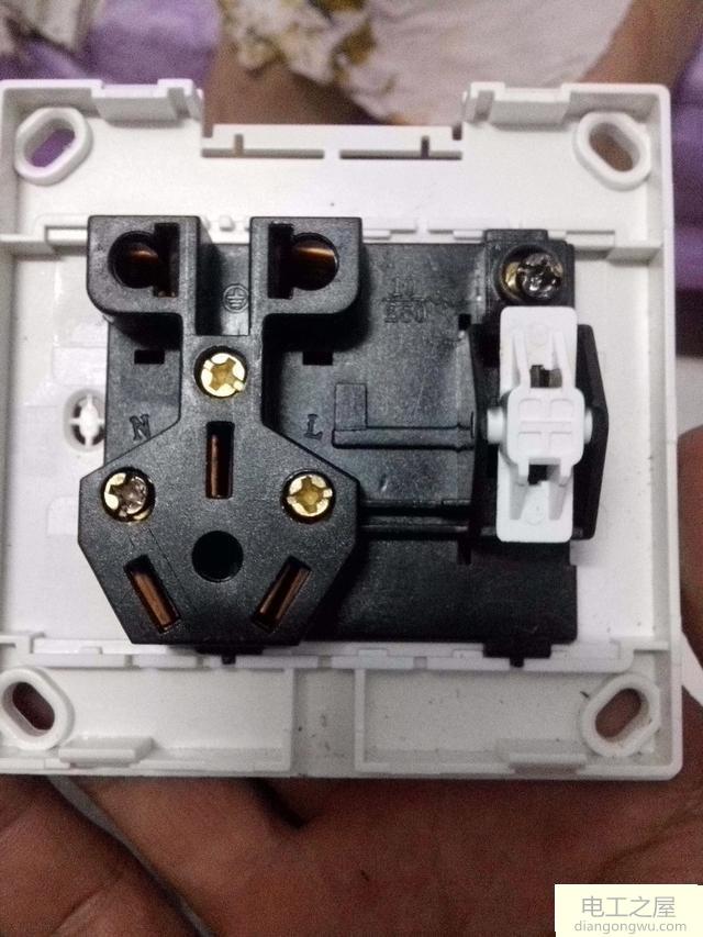 插座烧坏了是因为什么原因