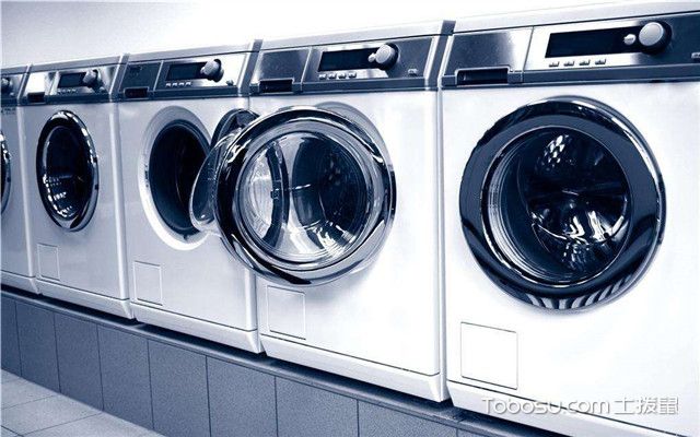 洗衣机作为我们家居生活的必用电器，与我们的生活起居有着紧密的联系，我们有必要好好的了解它。在购买前我们一般会了解关于洗衣机的品牌、功能、质量，在购买后我们要了解它的安装和日后的保养方法。那么洗衣机在安装上是如何进行的呢？在没有工人师傅的情况下我们该怎么做呢？在日后使用的生活中，对于洗衣机我们该如何保养，尤其对于冬日的寒冷天气，洗衣机是否保养不当容易出现不好的情况？下面小编给大家带来洗衣机安装步骤图解，让大家更加了解洗衣机。 洗衣机安装步骤图解 现在我们的家居生活水平确实得到了提高，所有市场为了迎合现在我们生活的需求，在家用电器上也做了很多的改良。洗衣机也出现了全自动化，在清洗上更加彻底。在全自动洗衣机 的安装上，我们首先要满足三个条件，分别是：自来水、下水道和电源，三者必须皆有缺一不可。首先我们要先拆除洗衣机内部的运输螺栓，这也是害怕在洗衣机运输中出现问题。安装时我们首先要连接进水管，将进水管与洗衣机进水阀的连接上，在连接时我们需要注意，将进水管连接头的一端套在进水阀的进水口上然后拧紧螺纹，连接的地方都要用密封圈安装好，安装后可以试一下是否会出现漏水情况。安装好进水管和洗衣机进水阀后，我们就可以进行安装进水管与水龙头的连接了。 洗衣机的保养常识 首先我们无论是在保养上还是在使用上都要注意电源的问题，这直接关系到我们的人身安全，洗衣机通电也跟水密不可分，所以我们一定要注意电源的问题，不要让电源和水管起冲突。再就是注意清洗内筒，用清水去冲洗，因为洗衣机是出于一个相对潮湿的状态下，因此，潮湿就容易滋生细菌，长时间的不清洗衣服在内筒时就容易染上霉菌，对我们的身体健康和皮肤都是不利的。所以我们在日常洗完衣服后尽量不要合上机盖，可以让它多通风让水风干，排水管道也不要忽视，隔段时间也要清洗一下。 以上就是小编带给大家的有关于洗衣机安装步骤图解和洗衣机的保养常识方面的知识了。  