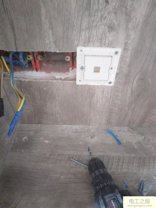 装修好的墙面两个插座高度不一样怎么办