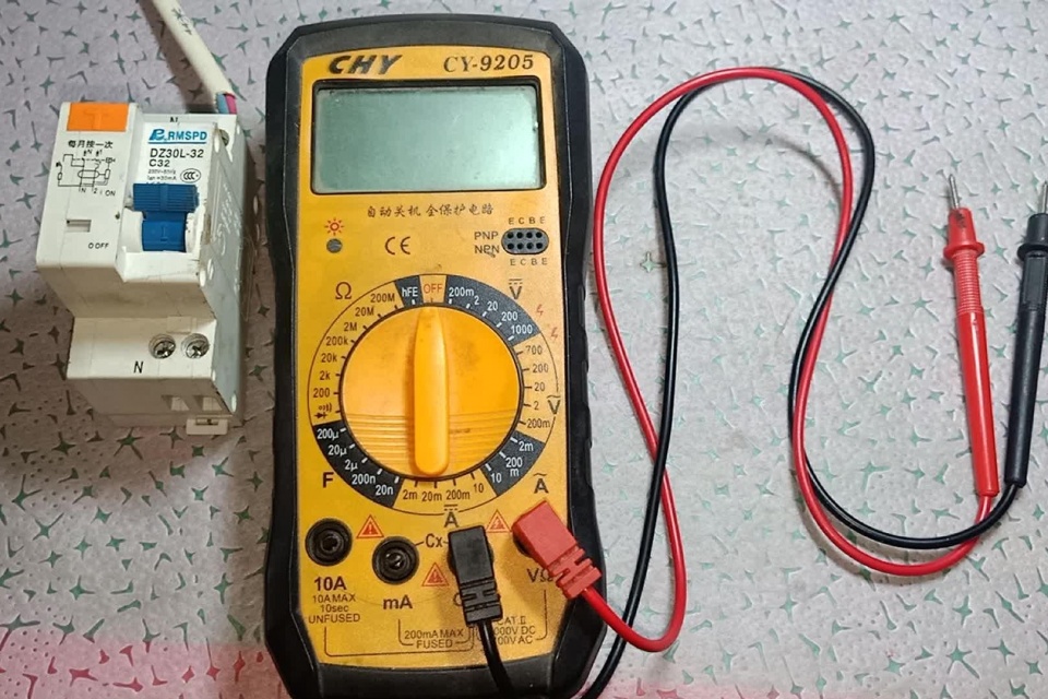 维修电路中，万用表的2个实用小技巧教给你，轻松学会使用万用表