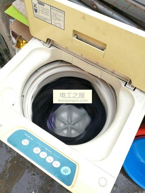 洗衣机脱不了水
洗衣机脱不干水怎么办？是什么原因导致的
