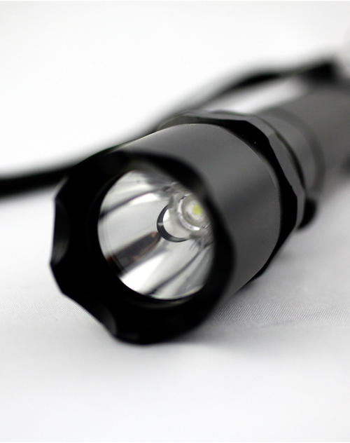 LED手电筒自动调光电路设计 LED手电筒优点及户外电筒选购指南
